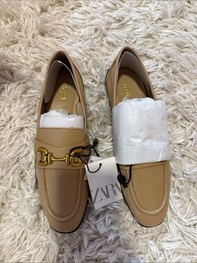 ZARA Leather beige loafers 2504/010/098
